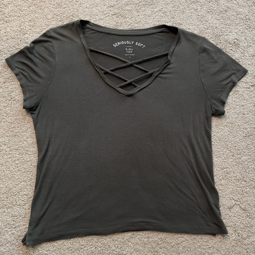 Women's Aero Seriously Soft Crisscross Front Tee Size Medium - EUC